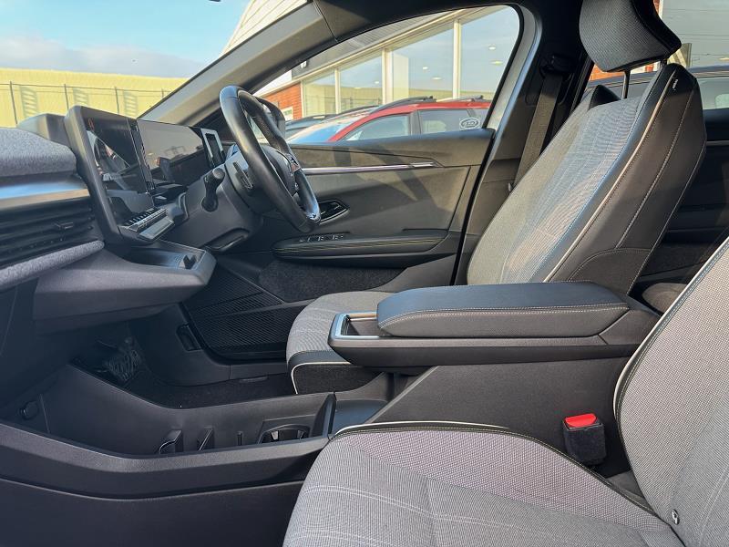 2023 73 Renault Megane E-tech Ev60 160kw Iconic 60kwh Optimum Charge 5dr Auto Electric Automatic In Glacier White