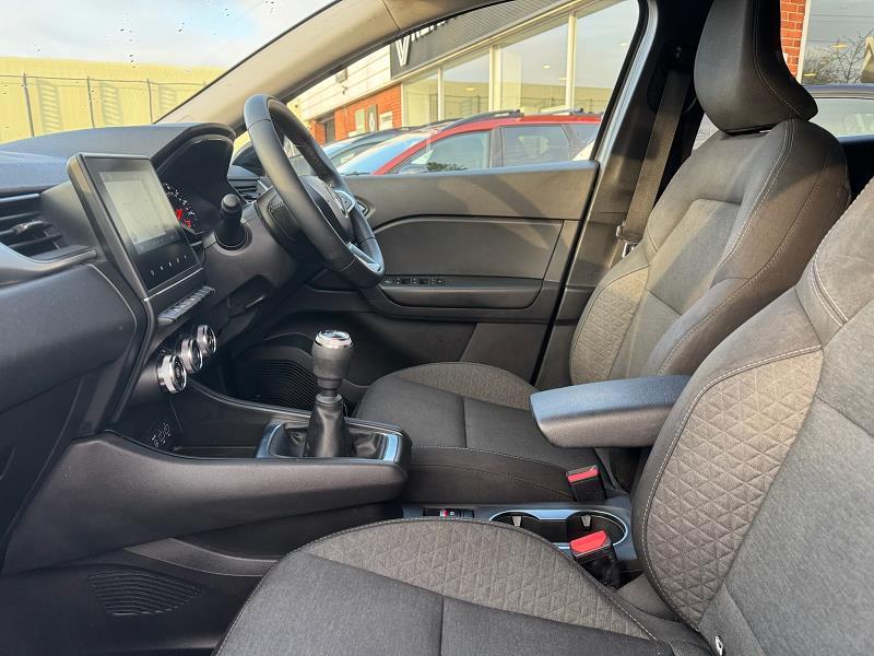 2023 23 Renault Captur 1.3 Mild Hybrid 140 Evolution 5dr Petrol Manual In Highland Grey