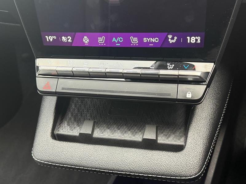 2024 74 Renault Megane E-tech Ev60 160kw Techno Comfort Range 60kwh 5dr Auto Electric Automatic In Red/black