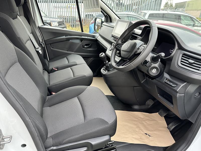 2025 75 Renault Trafic Ll30 Blue Dci 130 Advance [safety] Van Diesel Manual In Glacier White