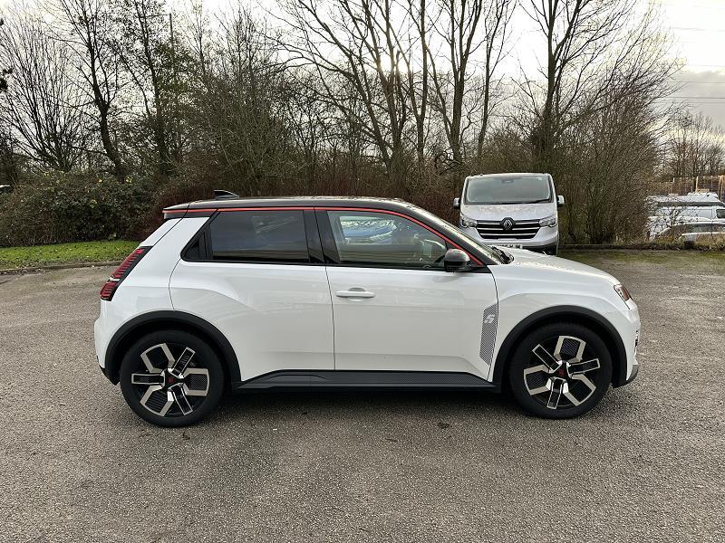 2025 75 Renault 5 90kw Techno Urban Range 40kwh 5dr Auto Electric Automatic In Arctic White / Black Roof