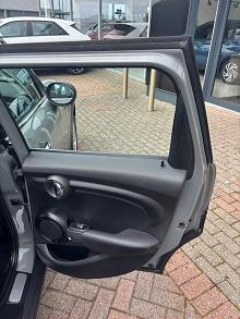 2023 23 Renault Captur 1.6 E-tech Full Hybrid 145 Engineered 5dr Auto Hybrid Electric Automatic In Arctic White With Black Roof